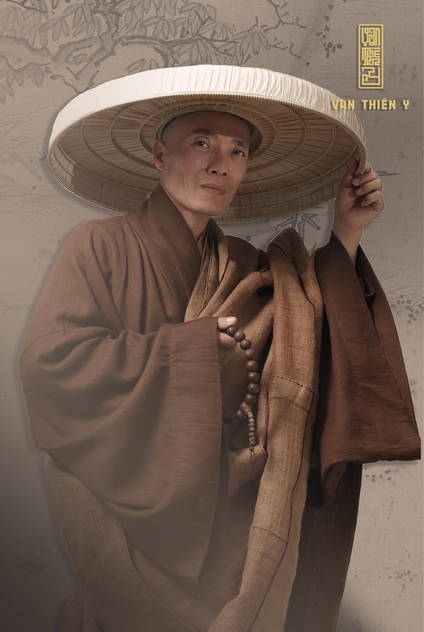 Trang phục Đức Quốc sư Nguyễn Minh không